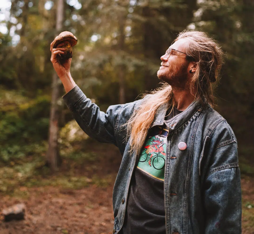 USA_Smiling People with Mushrooms_Foraging